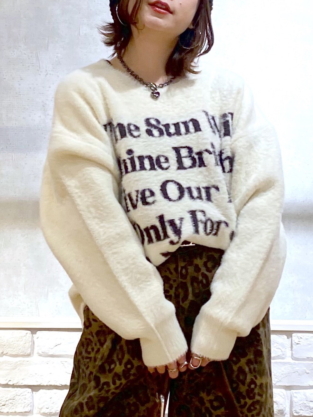 ホワイト系のニット/セーター、ブラック系のブルゾン、その他のデニムパンツを着用したレディースの冬コーディネートの3枚目の写真