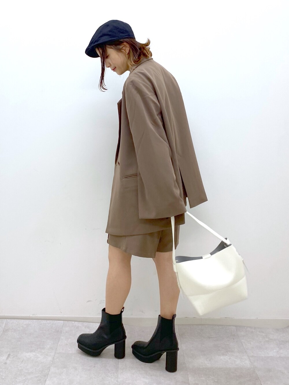 その他のその他トップス、ブラック系のブーツ、ブラウン系のジャケット/アウターを着用したレディースの夏コーディネートの3枚目の写真