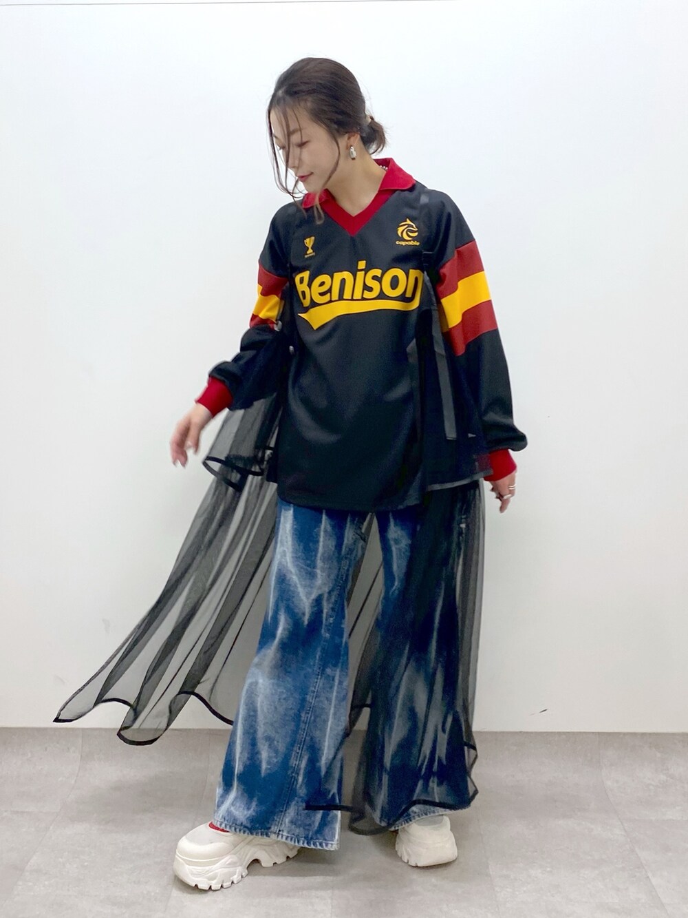 ブラック系のシャツ/ブラウス、ブラック系のワンピース、ブルー系のデニムパンツを着用したレディースの春コーディネートの8枚目の写真