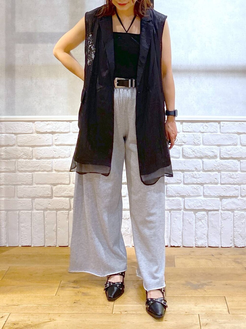 ブラック系のTシャツ/カットソー、ブラック系のパンプス、グレー系のスウェットパンツを着用したレディースの夏コーディネートの2枚目の写真