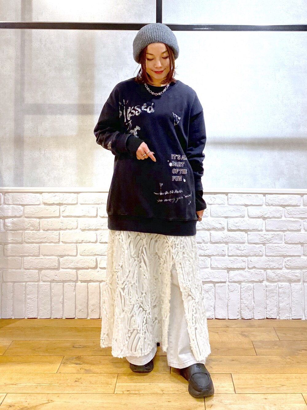「真冬のあったかスタイル、休日スタイル、春、オトナカジュアル、レイヤードスタイル、デニムパンツ、デニム、デニムジャケット、低身長、お出かけコーデ、モノトーン、ワイドパンツ、キャミワンピ、きれいめカジュアル、レースワンピース」｜「PAGEBOYのハンドペイントグランジスウェット（スウェット、グレー系）」を使った、Chisaさん（骨格ウェーブ・レディース・154cm）の冬コーディネートの5枚目の写真