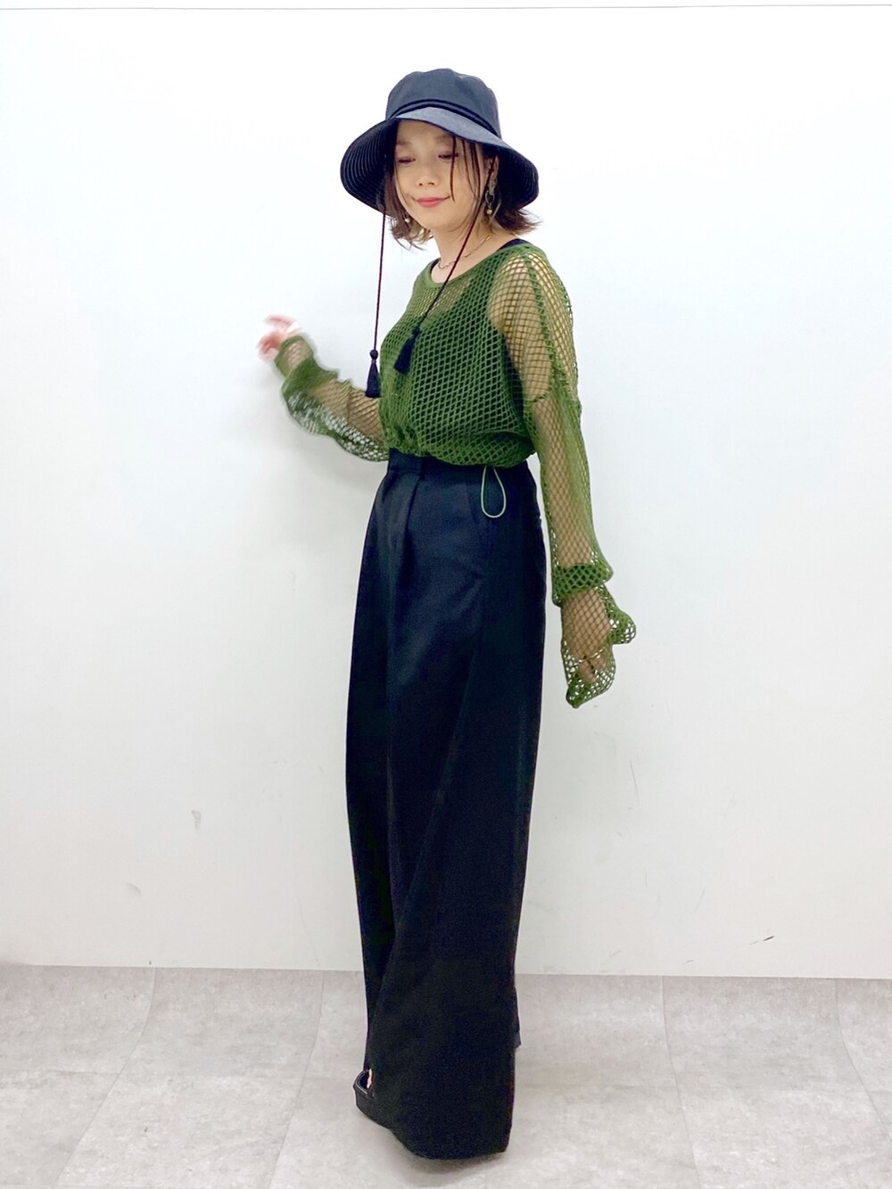 その他のサンダル、グリーン系のTシャツ/カットソー、ブラック系のその他パンツを着用したレディースの夏コーディネートの3枚目の写真