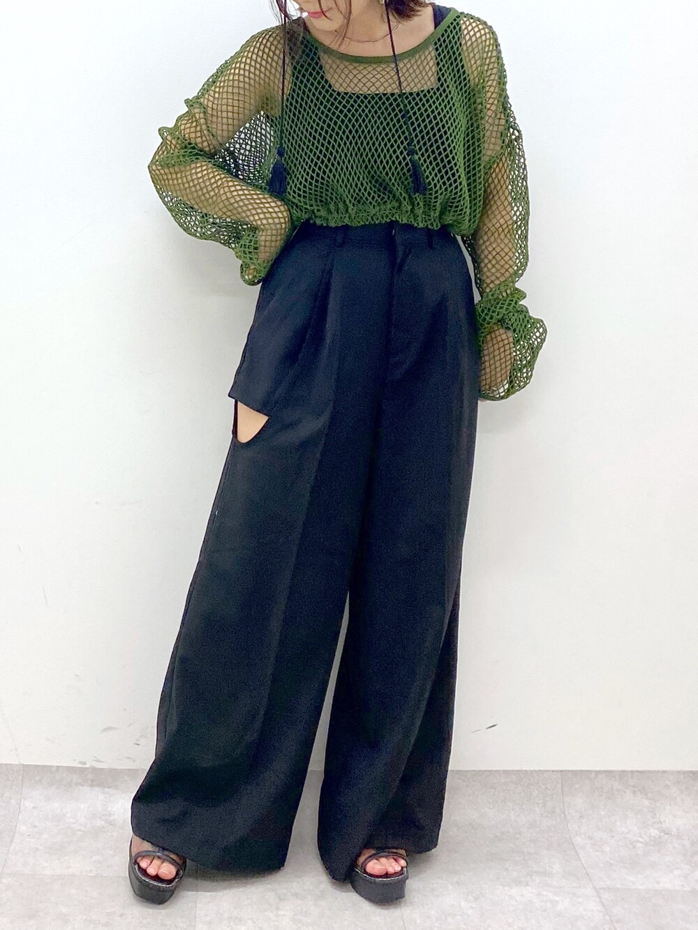 その他のサンダル、グリーン系のTシャツ/カットソー、ブラック系のその他パンツを着用したレディースの夏コーディネートの7枚目の写真