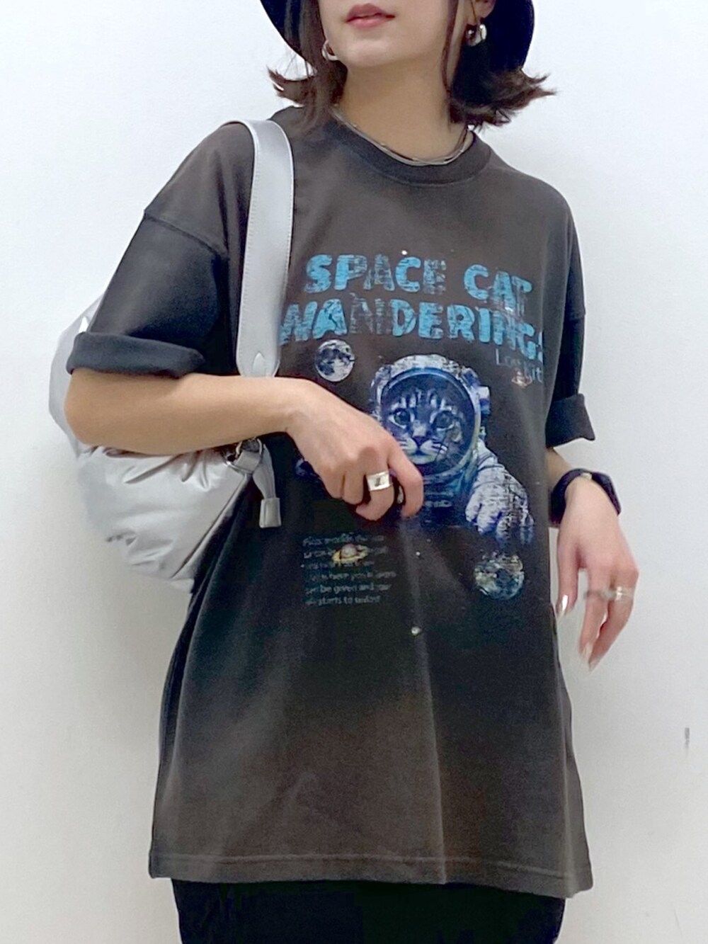 グレー系のTシャツ/カットソー、ブラック系のスカート、ブラック系のサンダルを着用したレディースの夏コーディネートの2枚目の写真