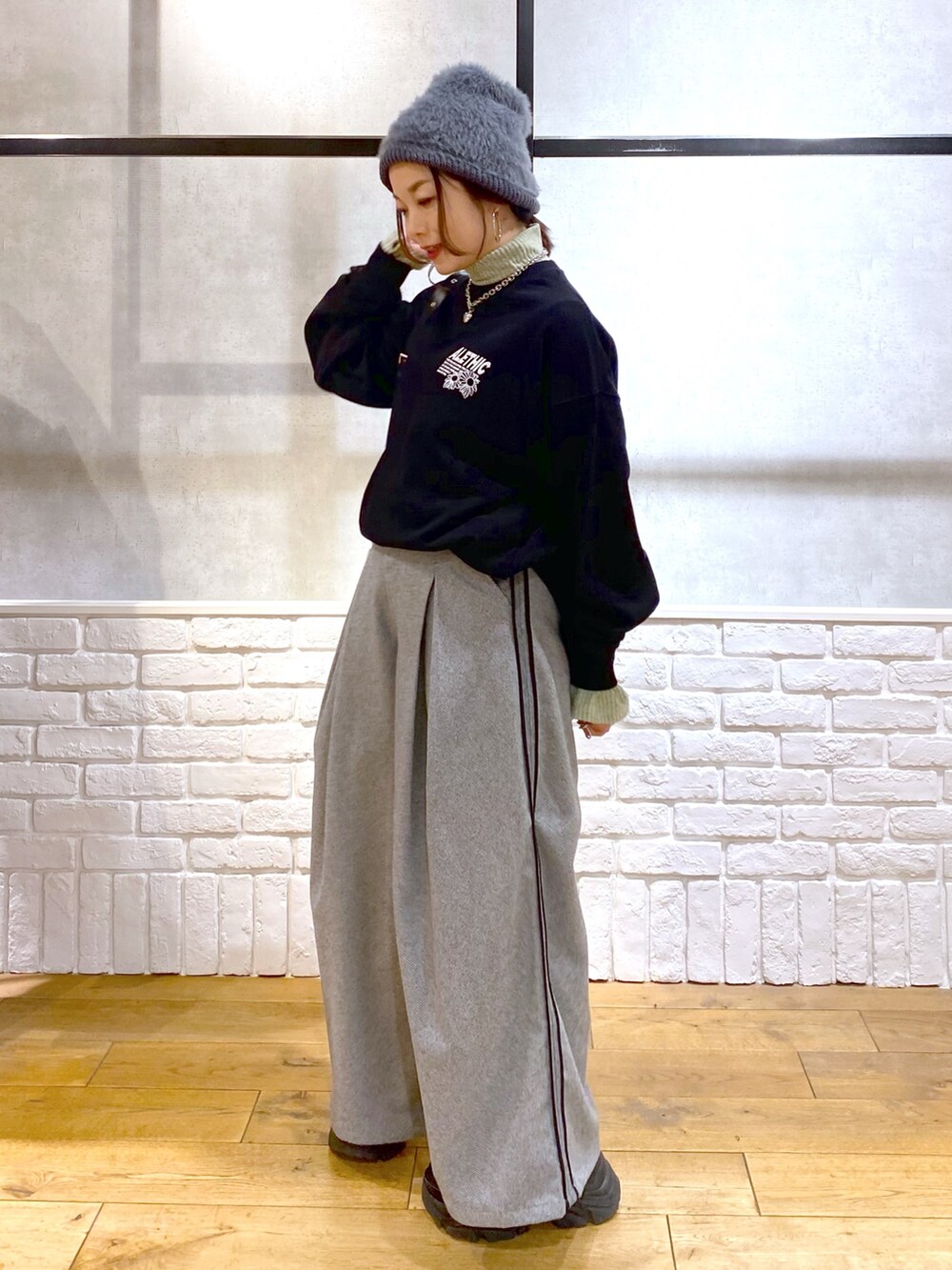 ブラック系のスウェット、グリーン系のショルダーバッグ、ブラック系のスラックスを着用したレディースの秋コーディネートの8枚目の写真