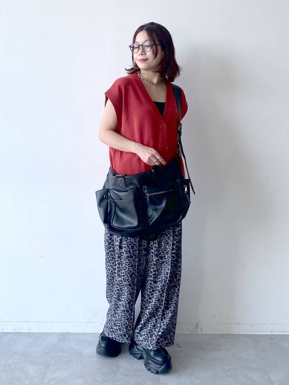 ブラック系のスニーカー、ブラック系のキャミソール、その他のその他パンツを着用したレディースの夏コーディネートの8枚目の写真