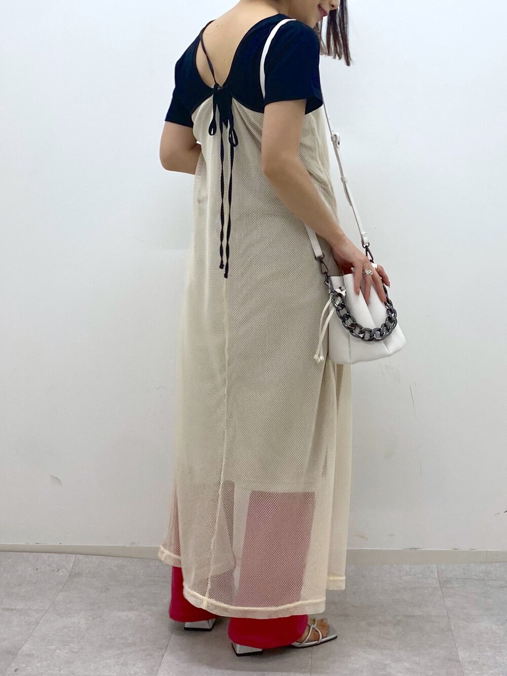 ブラック系のTシャツ/カットソー、ベージュ系のワンピース、ホワイト系のショルダーバッグを着用したレディースの夏コーディネートの4枚目の写真