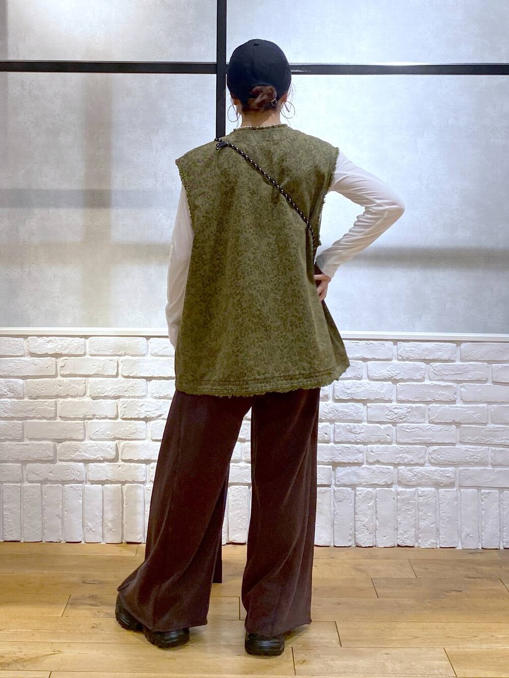 ブラック系のスニーカー、ブラウン系のスウェットパンツ、ブラック系のショルダーバッグを着用したレディースの夏コーディネートの6枚目の写真