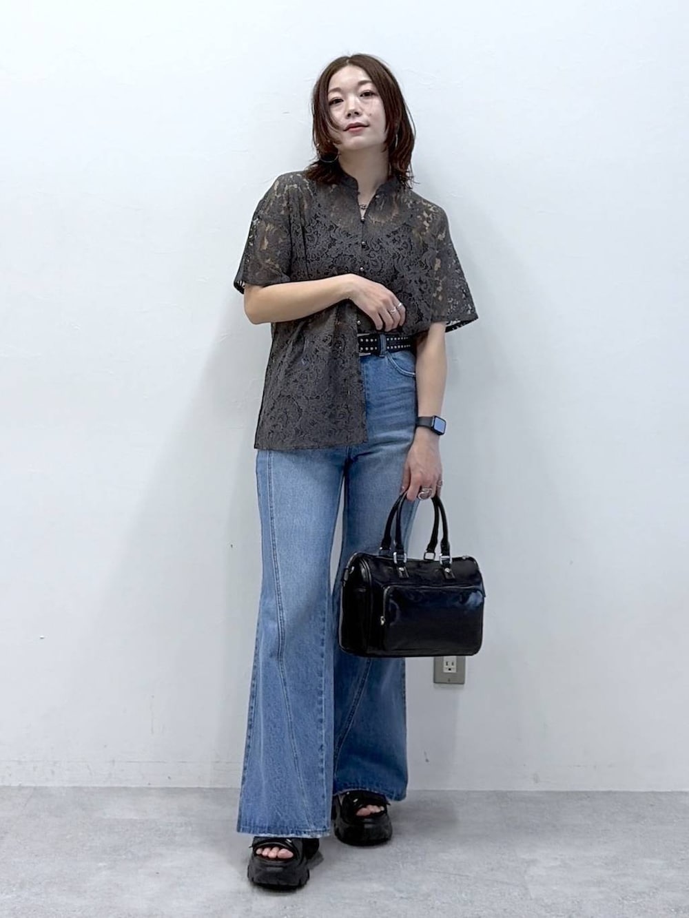 グレー系のシャツ/ブラウス、ブラック系のショルダーバッグ、ブラック系のベルトを着用したレディースの春コーディネートの8枚目の写真