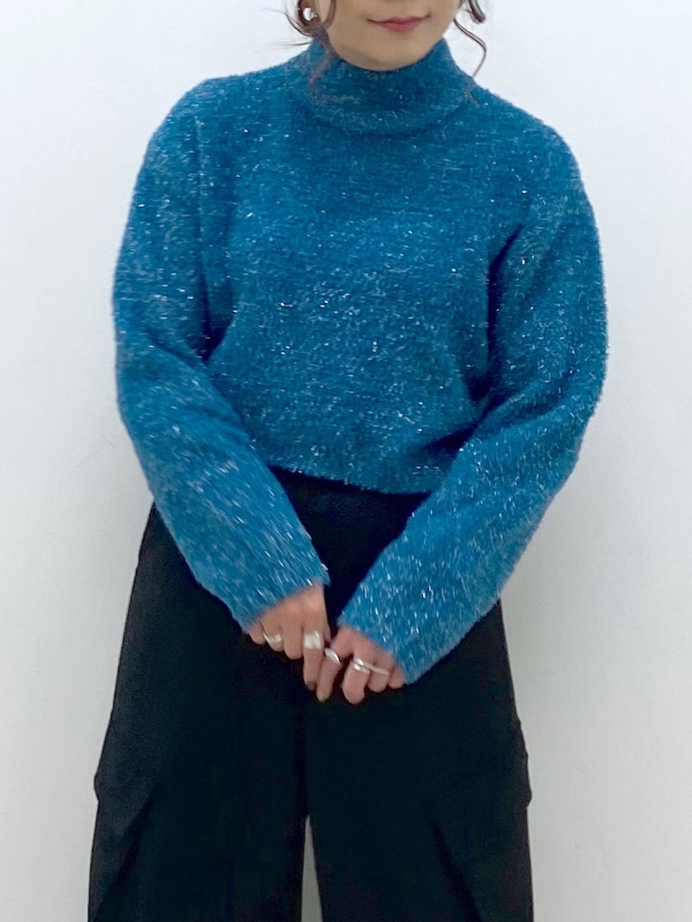 ブルー系のニット/セーター、ブラック系のその他パンツ、その他のブーツを着用したレディースの冬コーディネートの2枚目の写真