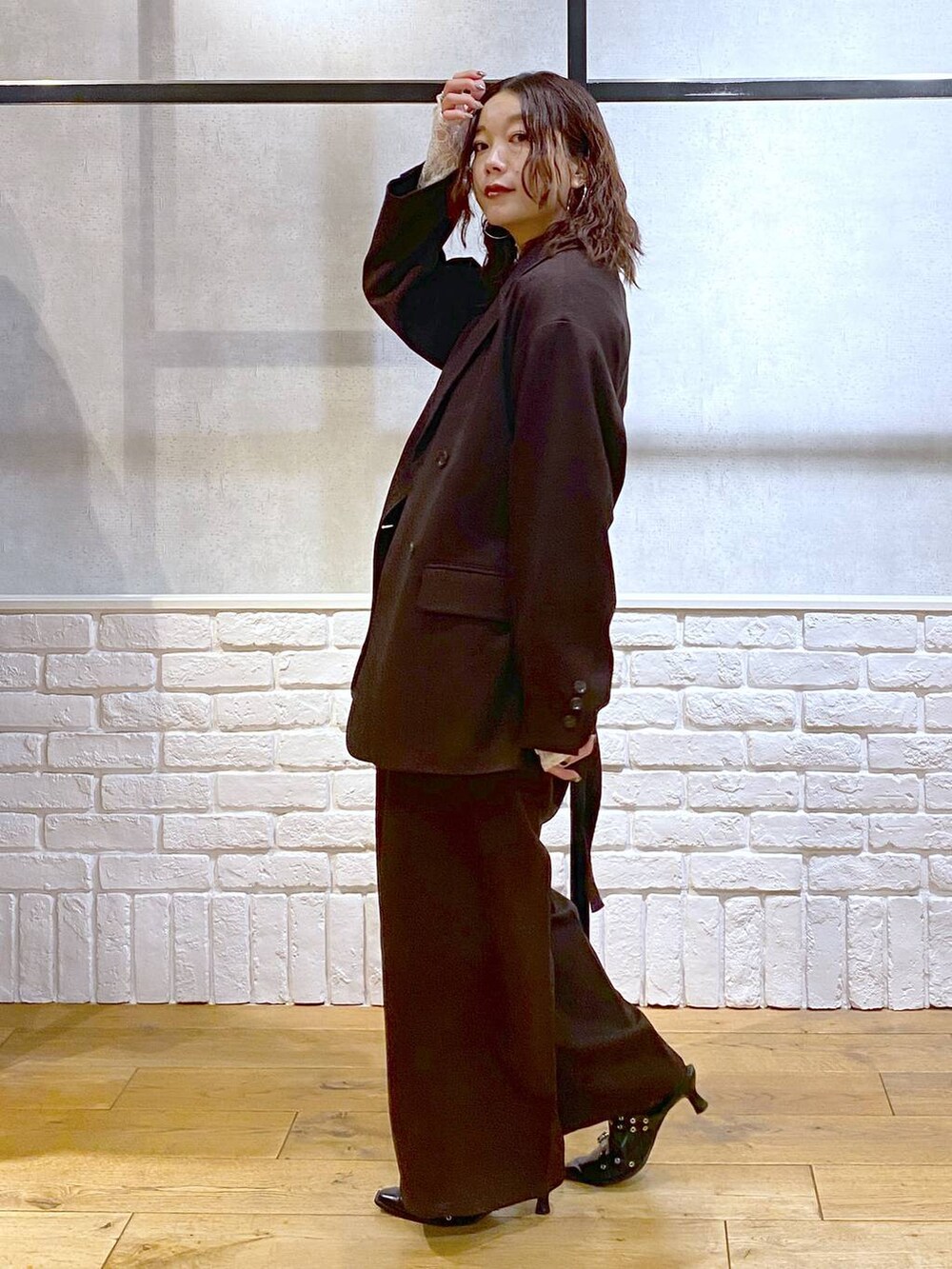 ホワイト系のキャミソール、ブラック系のパンプス、ホワイト系のTシャツ/カットソーを着用したレディースの秋コーディネートの8枚目の写真