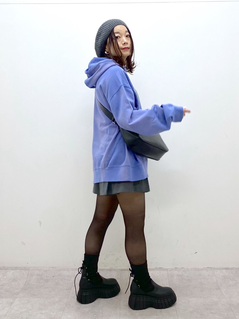 ブルー系のパーカー、ブラック系のショルダーバッグ、グレー系のその他パンツを着用したレディースの冬コーディネートの8枚目の写真