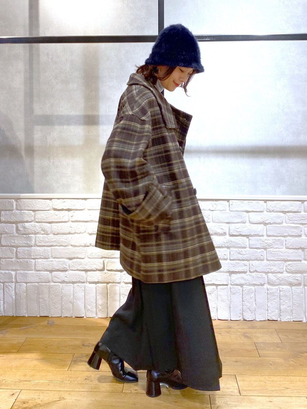 ブラウン系のテーラードジャケット、グレー系のTシャツ/カットソー、ブラック系のスカートを着用したレディースの冬コーディネートの7枚目の写真