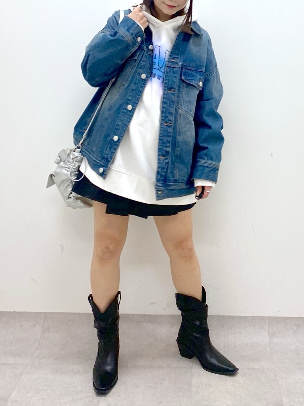 ブルー系のデニムジャケット、シルバー系のショルダーバッグ、ブラック系のその他パンツを着用したレディースの冬コーディネートの3枚目の写真