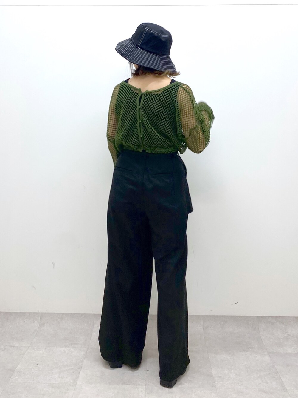 その他のサンダル、グリーン系のTシャツ/カットソー、ブラック系のその他パンツを着用したレディースの夏コーディネートの5枚目の写真