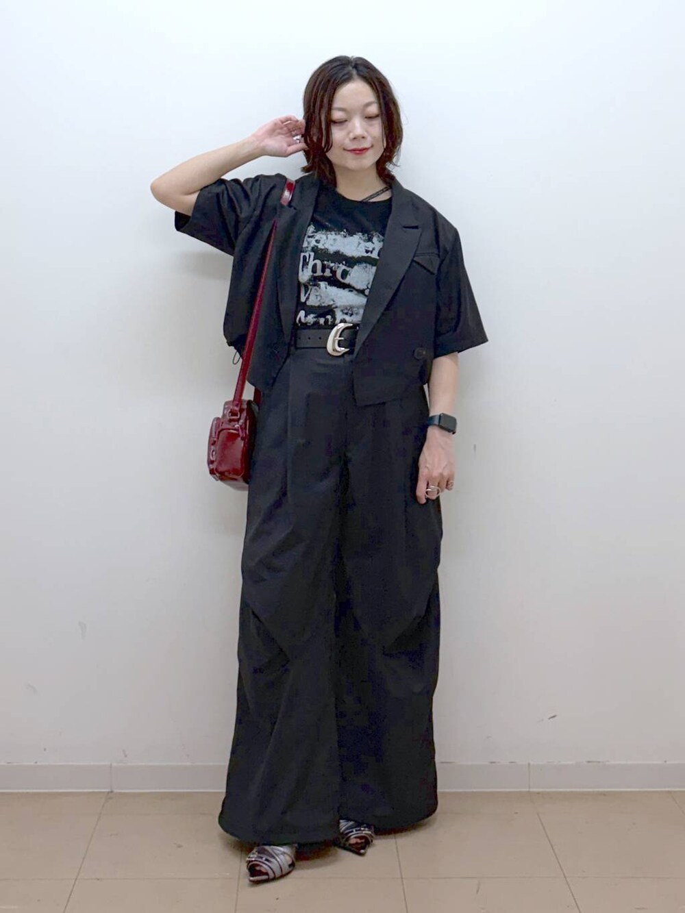 ブラック系のTシャツ/カットソー、レッド系のショルダーバッグ、その他のサンダルを着用したレディースの夏コーディネートの8枚目の写真