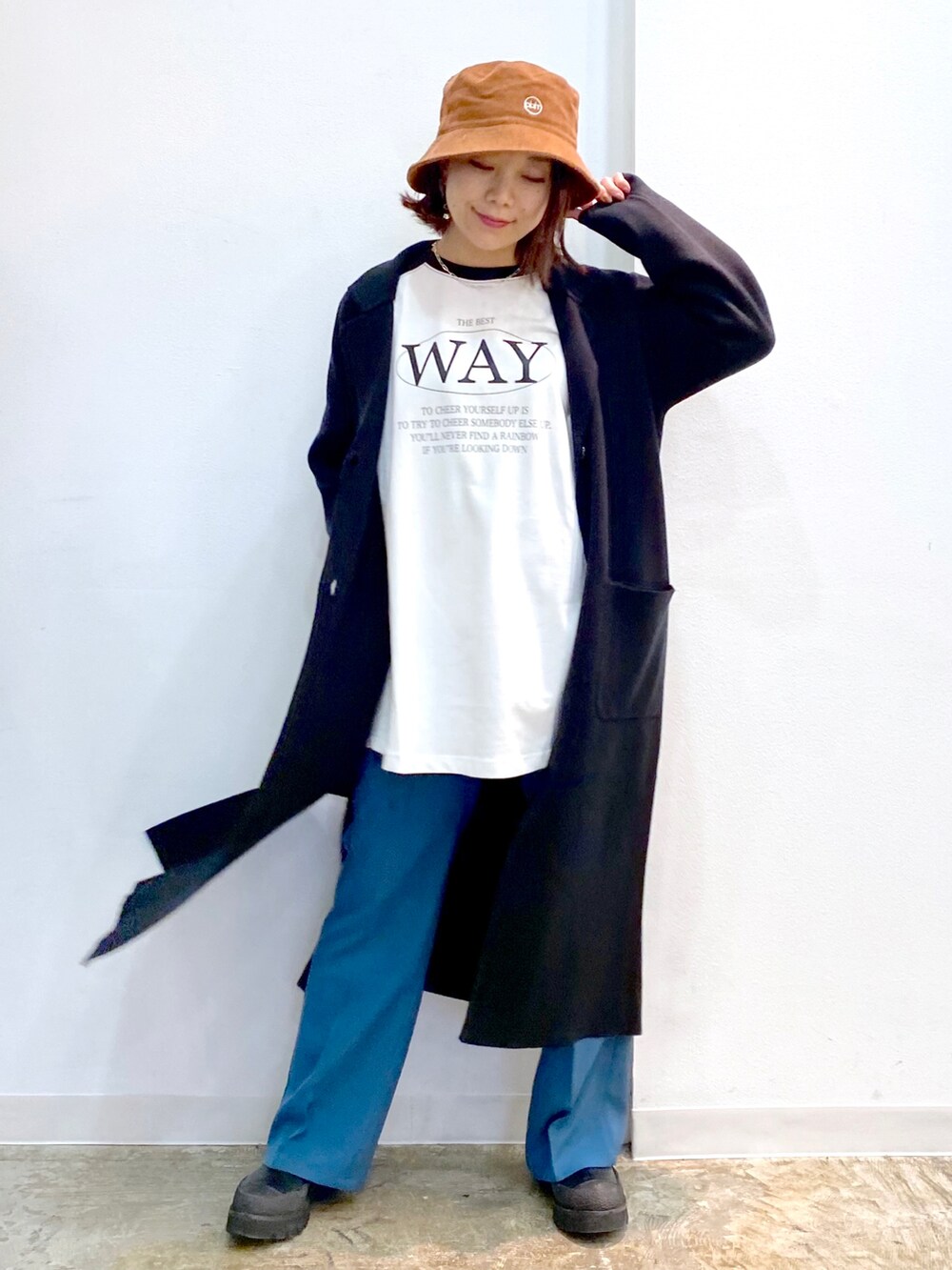 ブラック系のTシャツ/カットソー、ブラック系のブーツ、ブラック系のその他アウターを着用したレディースの秋コーディネートの2枚目の写真