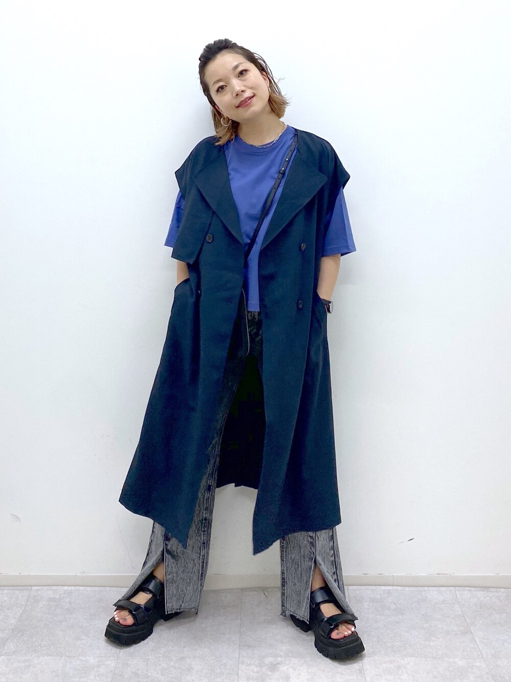 ブラック系のショルダーバッグ、ブラック系のサンダル、ブラック系のデニムパンツを着用したレディースの夏コーディネートの5枚目の写真