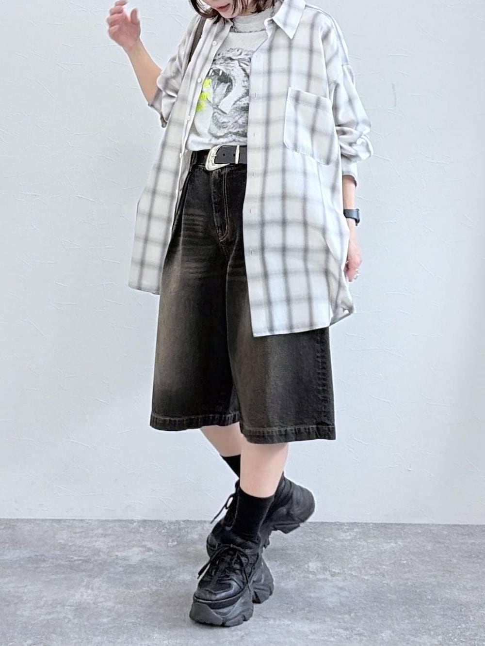 ブラック系のスニーカー、ブラウン系のショルダーバッグ、ホワイト系のシャツ/ブラウスを着用したレディースの春コーディネートの2枚目の写真