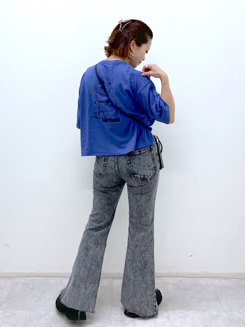 ブラック系のショルダーバッグ、ブラック系のサンダル、ブラック系のデニムパンツを着用したレディースの夏コーディネートの3枚目の写真