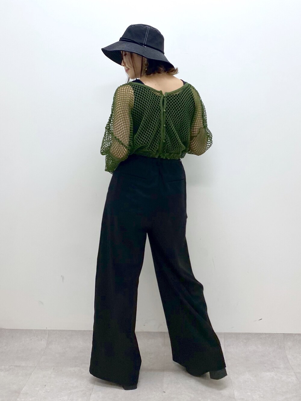 その他のサンダル、グリーン系のTシャツ/カットソー、ブラック系のその他パンツを着用したレディースの夏コーディネートの4枚目の写真