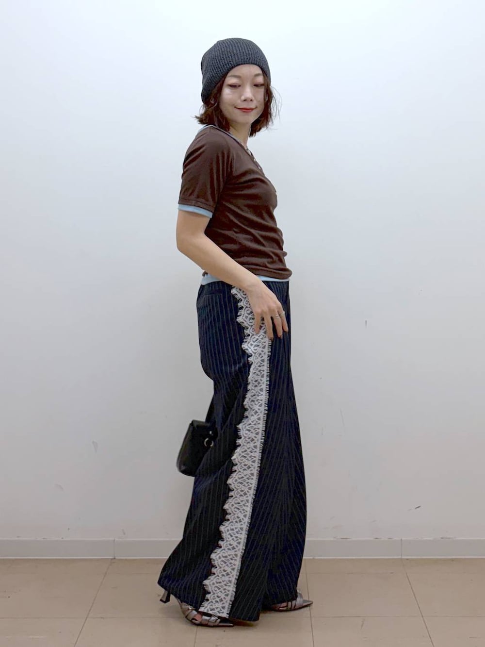 その他のサンダル、ブルー系のスラックス、ブラウン系のTシャツ/カットソーを着用したレディースの夏コーディネートの5枚目の写真