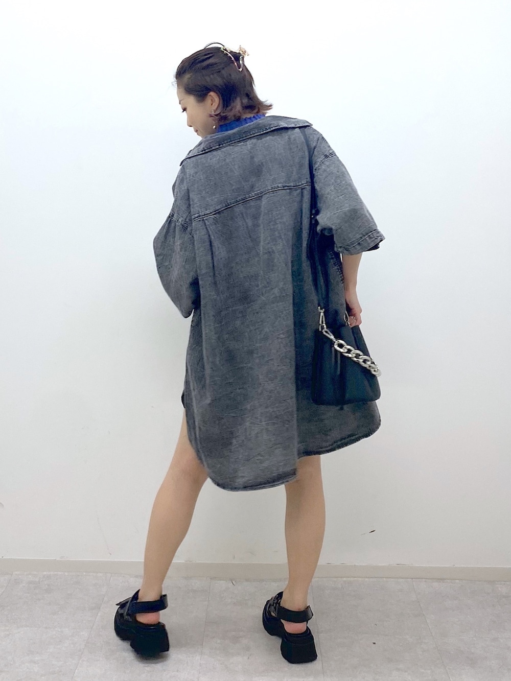 ブラック系のシャツ/ブラウス、ブラック系のその他パンツ、ブルー系のニット/セーターを着用したレディースの夏コーディネートの4枚目の写真