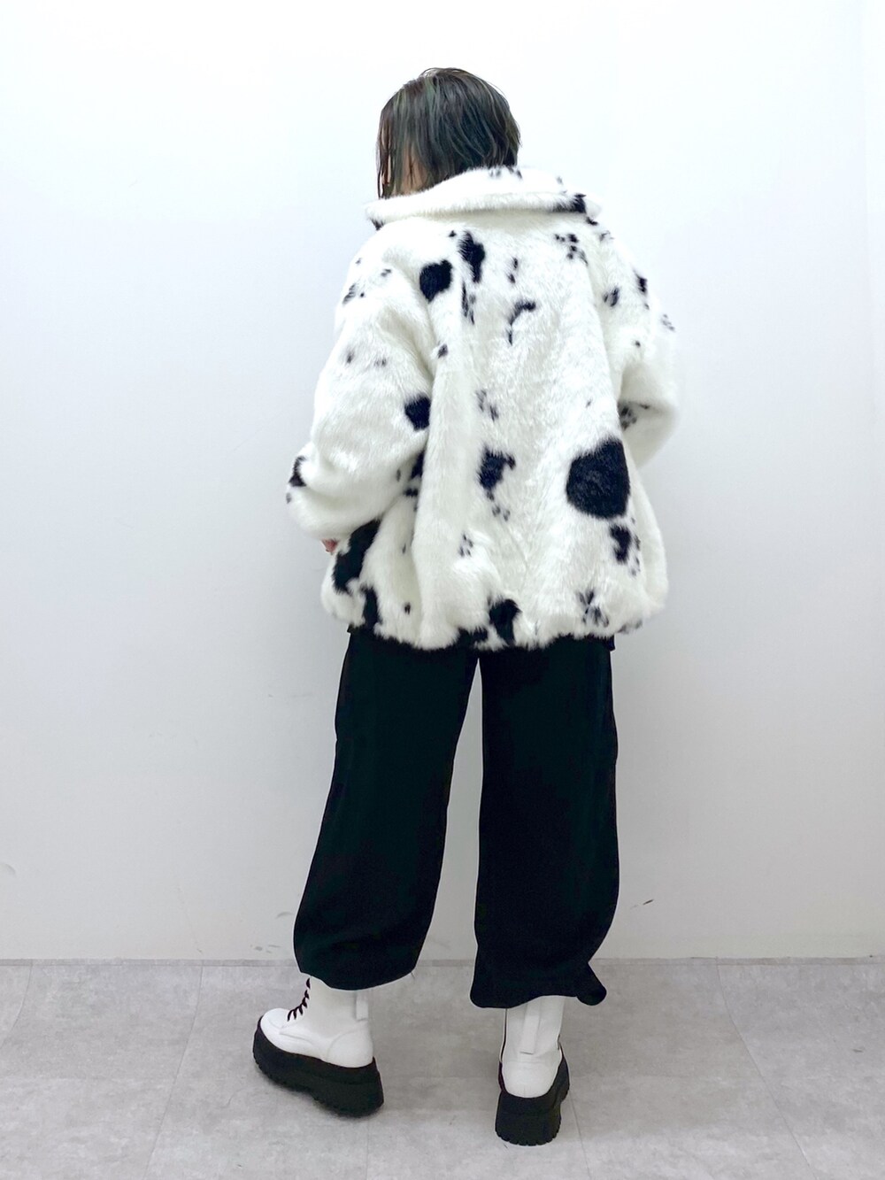 ブラック系のカーゴパンツ、ホワイト系のシューズ、ブルー系のトップスを着用したレディースの秋コーディネートの5枚目の写真