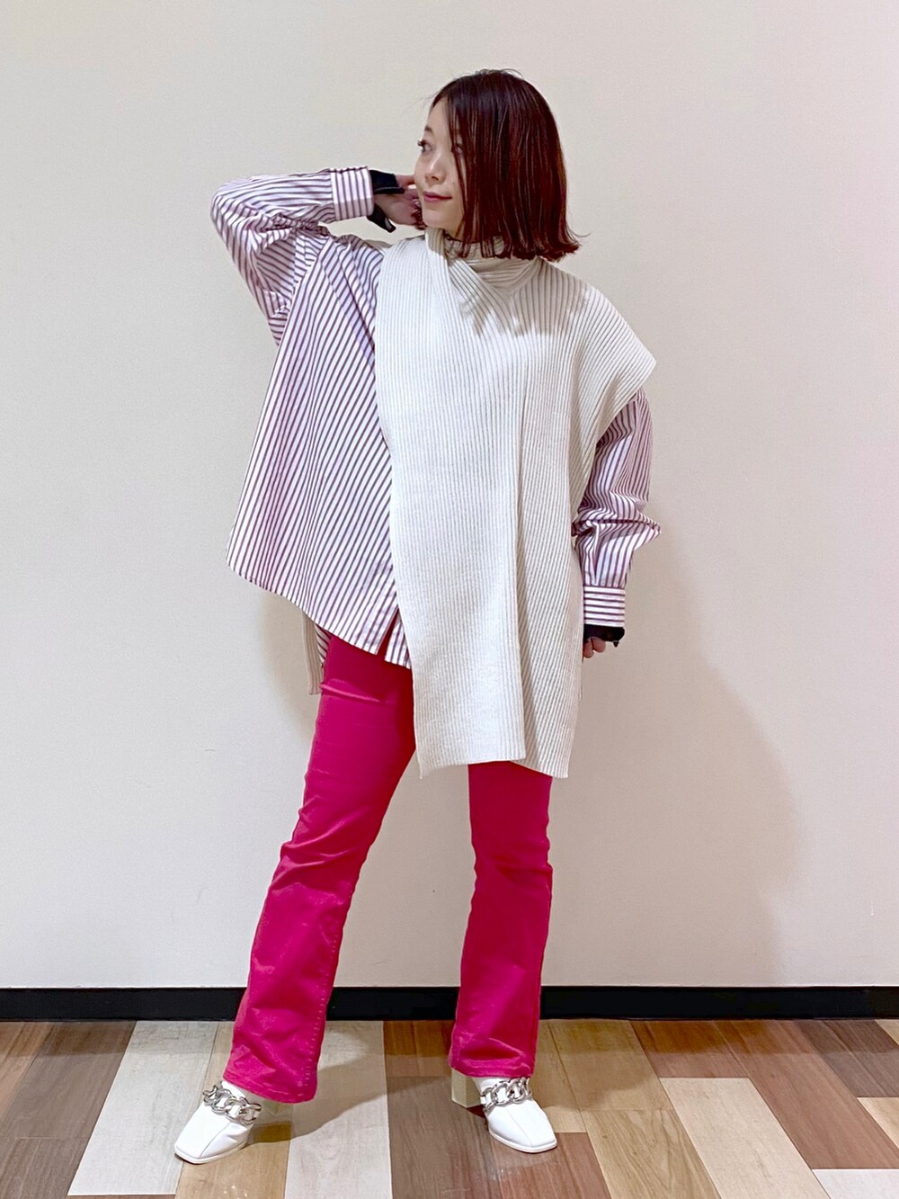 ピンク系のデニムパンツ、ホワイト系のサンダル、ピンク系のシャツ/ブラウスを着用したレディースの冬コーディネートの2枚目の写真