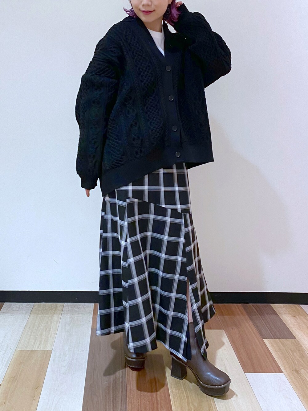 ブラウン系のブーツ、ブラック系のスカート、ブラック系のニット/セーターを着用したレディースの冬コーディネートの5枚目の写真
