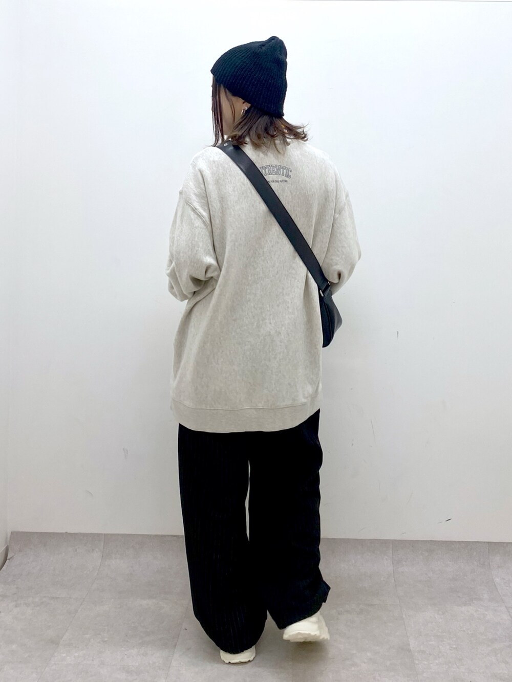 ブラック系のショルダーバッグ、ベージュ系のスウェット、その他のその他パンツを着用したレディースの春コーディネートの5枚目の写真