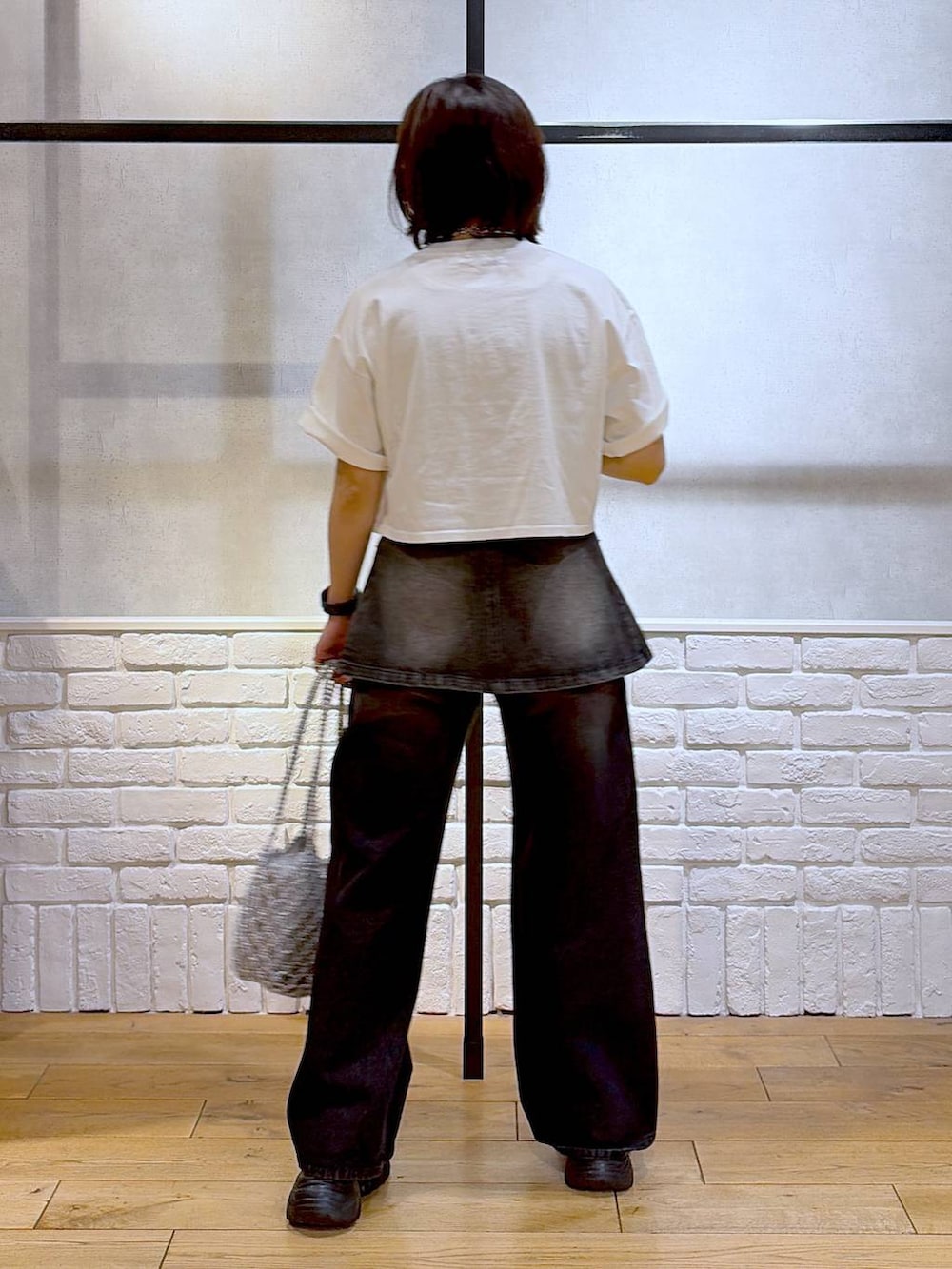 ブラック系のデニムパンツ、シルバー系のショルダーバッグ、ブラック系のサンダルを着用したレディースの夏コーディネートの7枚目の写真