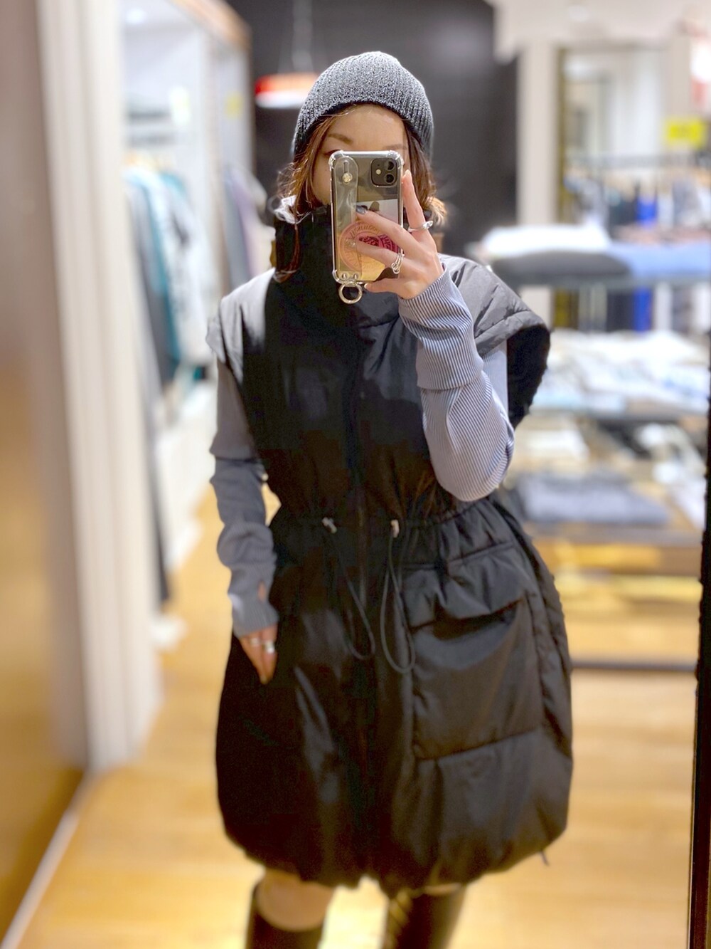 ブラック系のブルゾン、ブルー系のTシャツ/カットソー、グレー系のその他パンツを着用したレディースの冬コーディネートの6枚目の写真