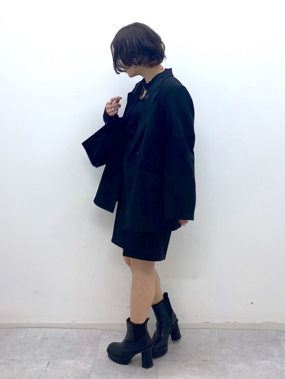 ブラック系のパンツ、ブラック系のジャケット/アウター、ブラック系のブーツを着用したレディースの秋コーディネートの2枚目の写真