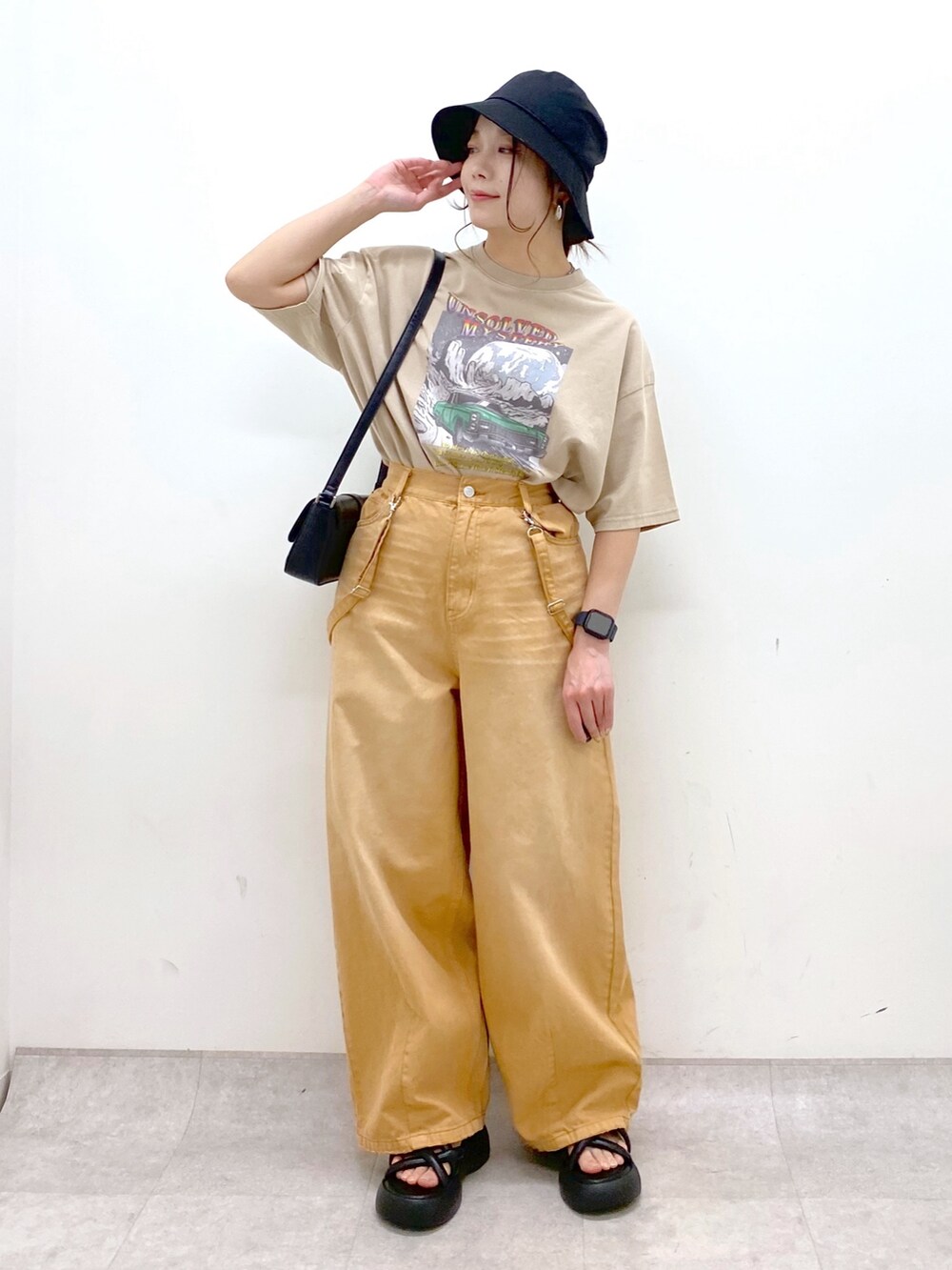 ベージュ系のTシャツ/カットソー、ベージュ系のデニムパンツ、ブラック系のサンダルを着用したレディースの春コーディネートの8枚目の写真