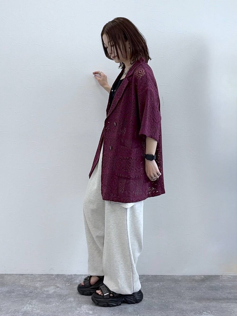 グレー系のショルダーバッグ、ブラック系のタンクトップ、ベージュ系のその他パンツを着用したレディースの春コーディネートの8枚目の写真