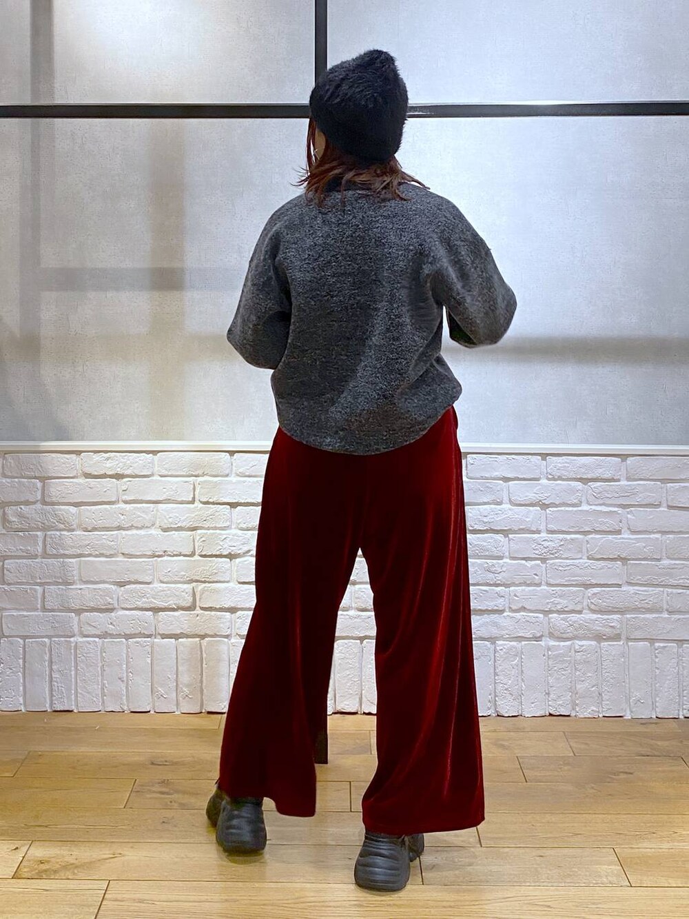 ブラック系のスニーカー、レッド系のその他パンツ、レッド系のその他パンツを着用したレディースの秋コーディネートの7枚目の写真