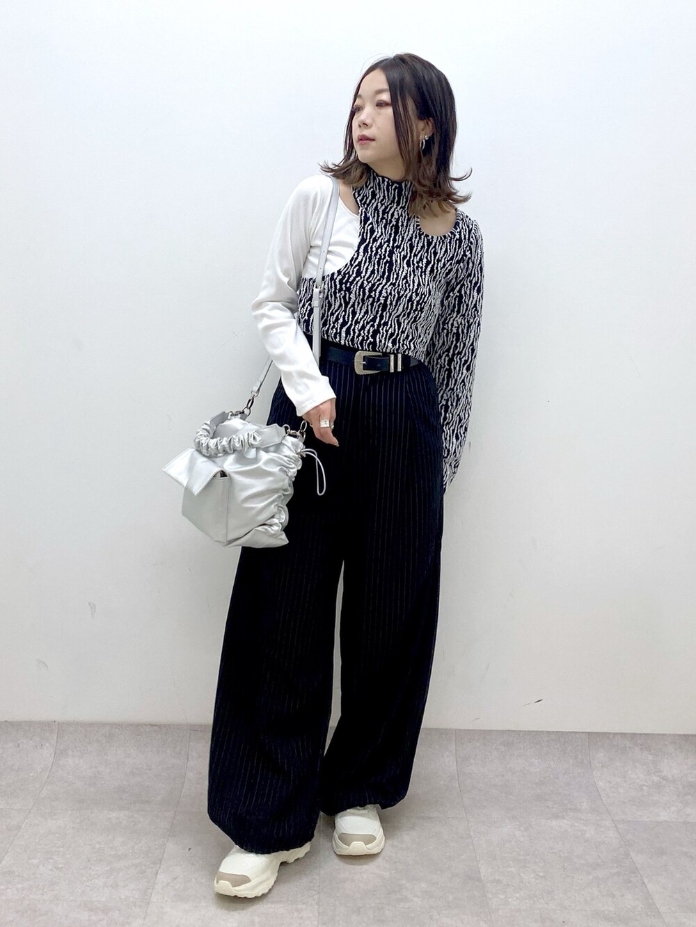 ホワイト系のTシャツ/カットソー、シルバー系のショルダーバッグ、その他のその他パンツを着用したレディースの春コーディネートの4枚目の写真