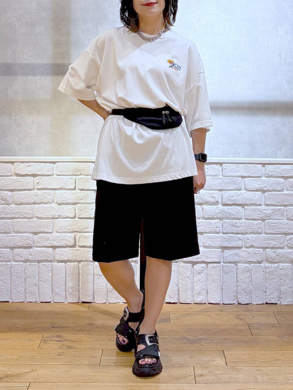 ブラック系のサンダル、ホワイト系のTシャツ/カットソー、ブラック系のその他パンツを着用したレディースの夏コーディネートの3枚目の写真
