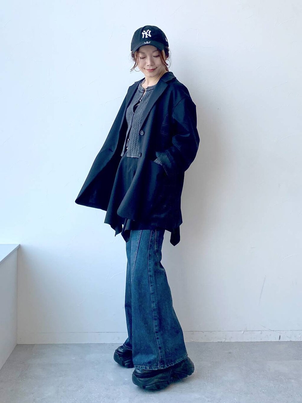 ブラック系のスニーカー、ブルー系のデニムパンツ、ブラック系のスカートを着用したレディースの夏コーディネートの5枚目の写真