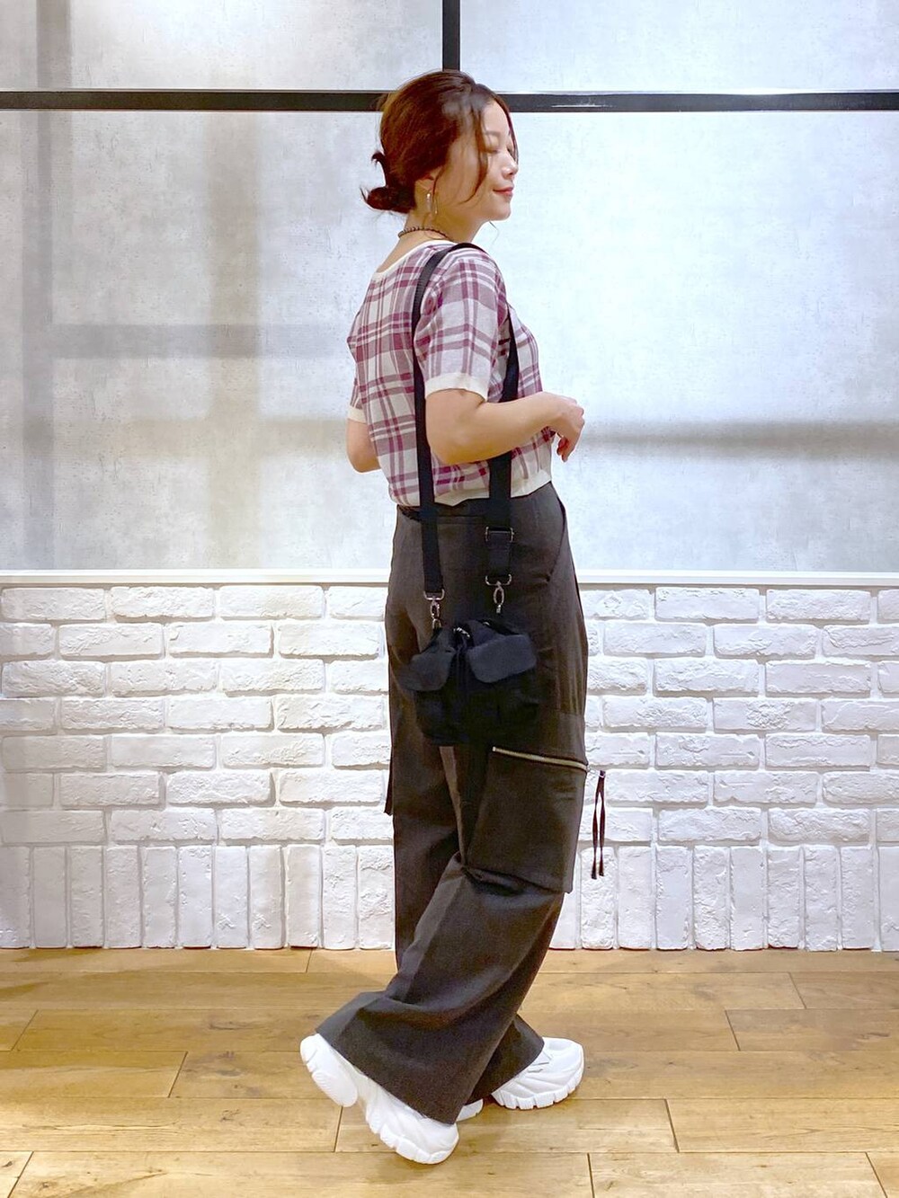 グレー系のカーゴパンツ、ブラック系のショルダーバッグ、ホワイト系のスニーカーを着用したレディースの夏コーディネートの7枚目の写真