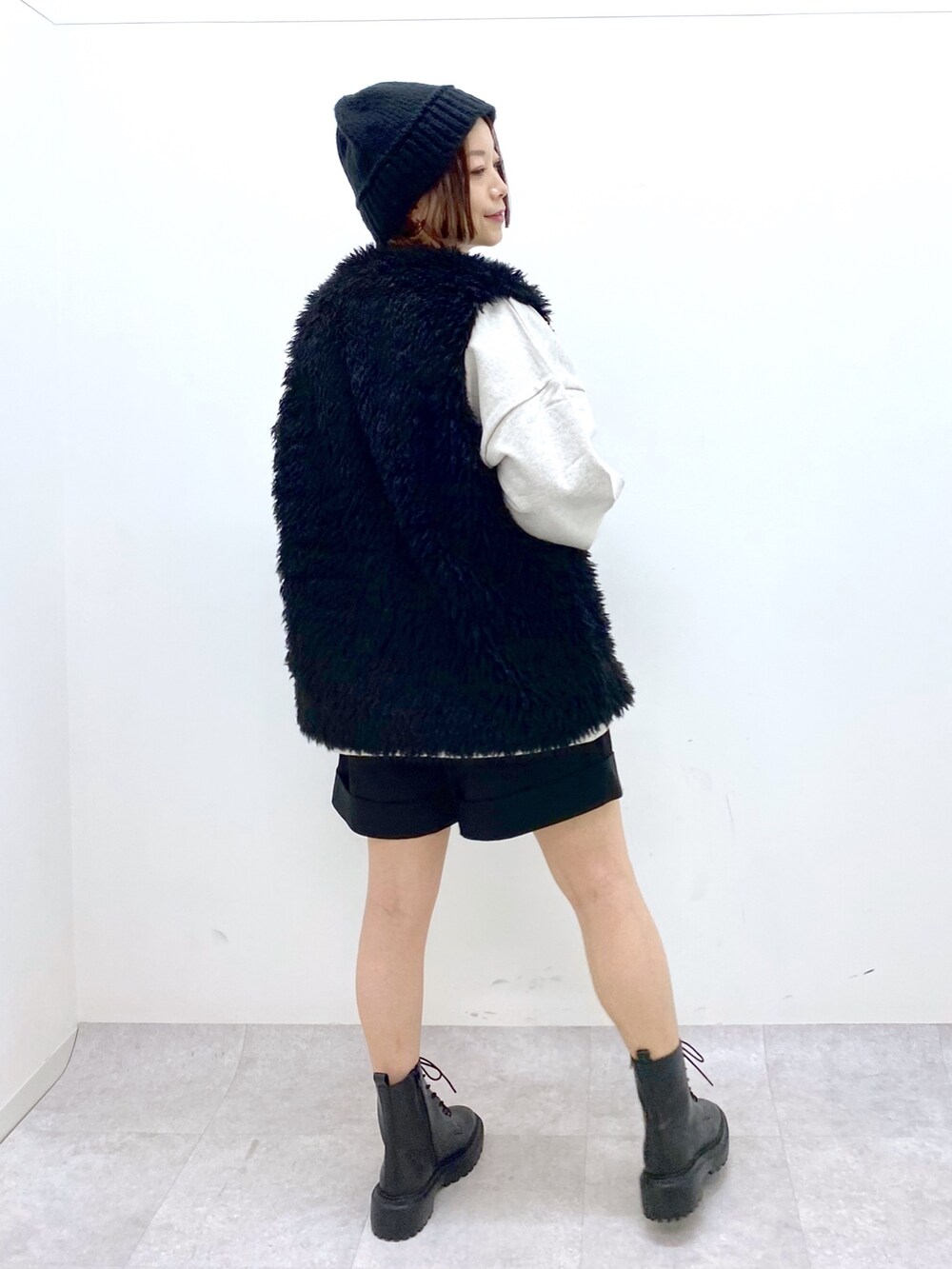 その他のバッグ、ブラック系のシューズ、ベージュ系のトップスを着用したレディースの秋コーディネートの3枚目の写真