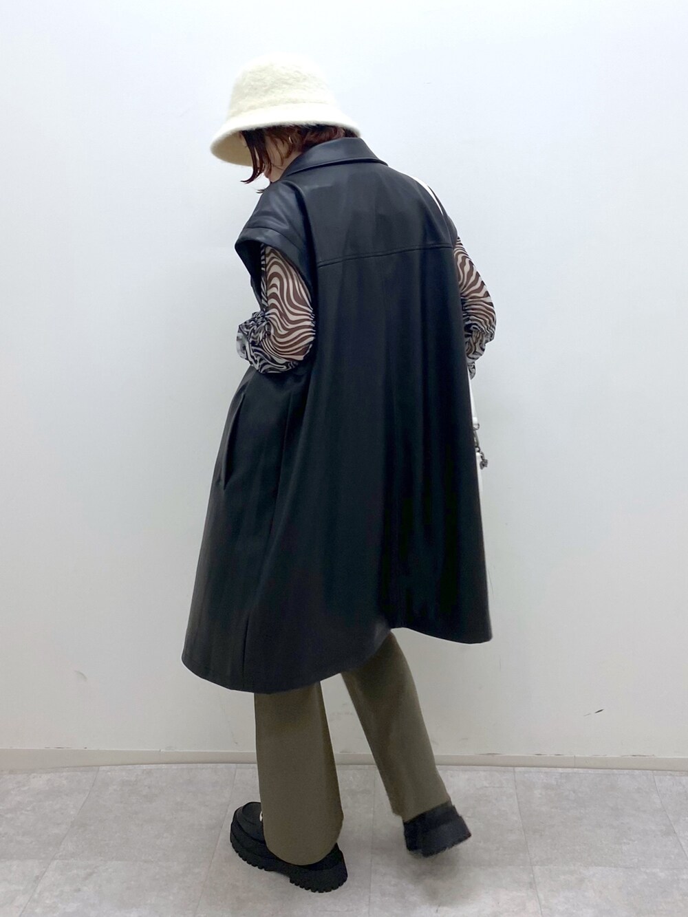 その他のトップス、ブラック系のシューズ、ブラック系のジャケット/アウターを着用したレディースの秋コーディネートの4枚目の写真