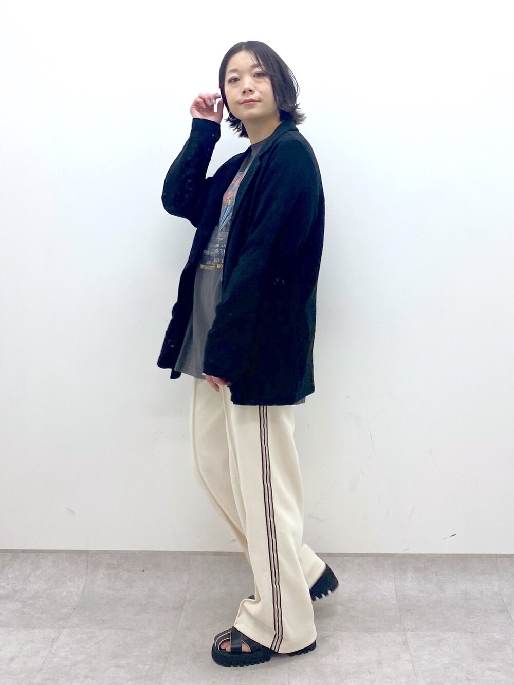 グレー系のTシャツ/カットソー、ブラック系のサンダル、ホワイト系のその他パンツを着用したレディースの春コーディネートの2枚目の写真