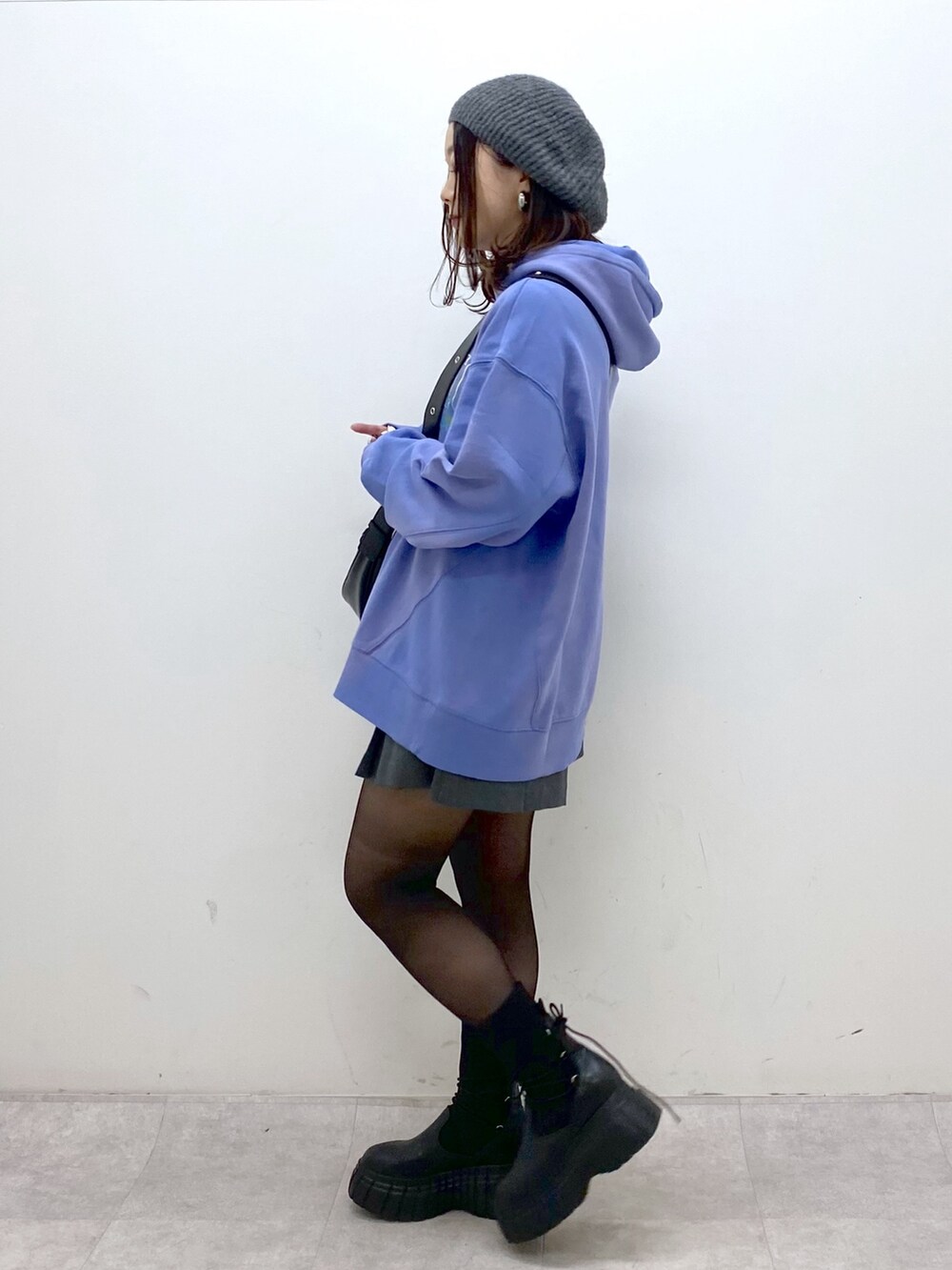 ブルー系のパーカー、ブラック系のショルダーバッグ、グレー系のその他パンツを着用したレディースの冬コーディネートの5枚目の写真