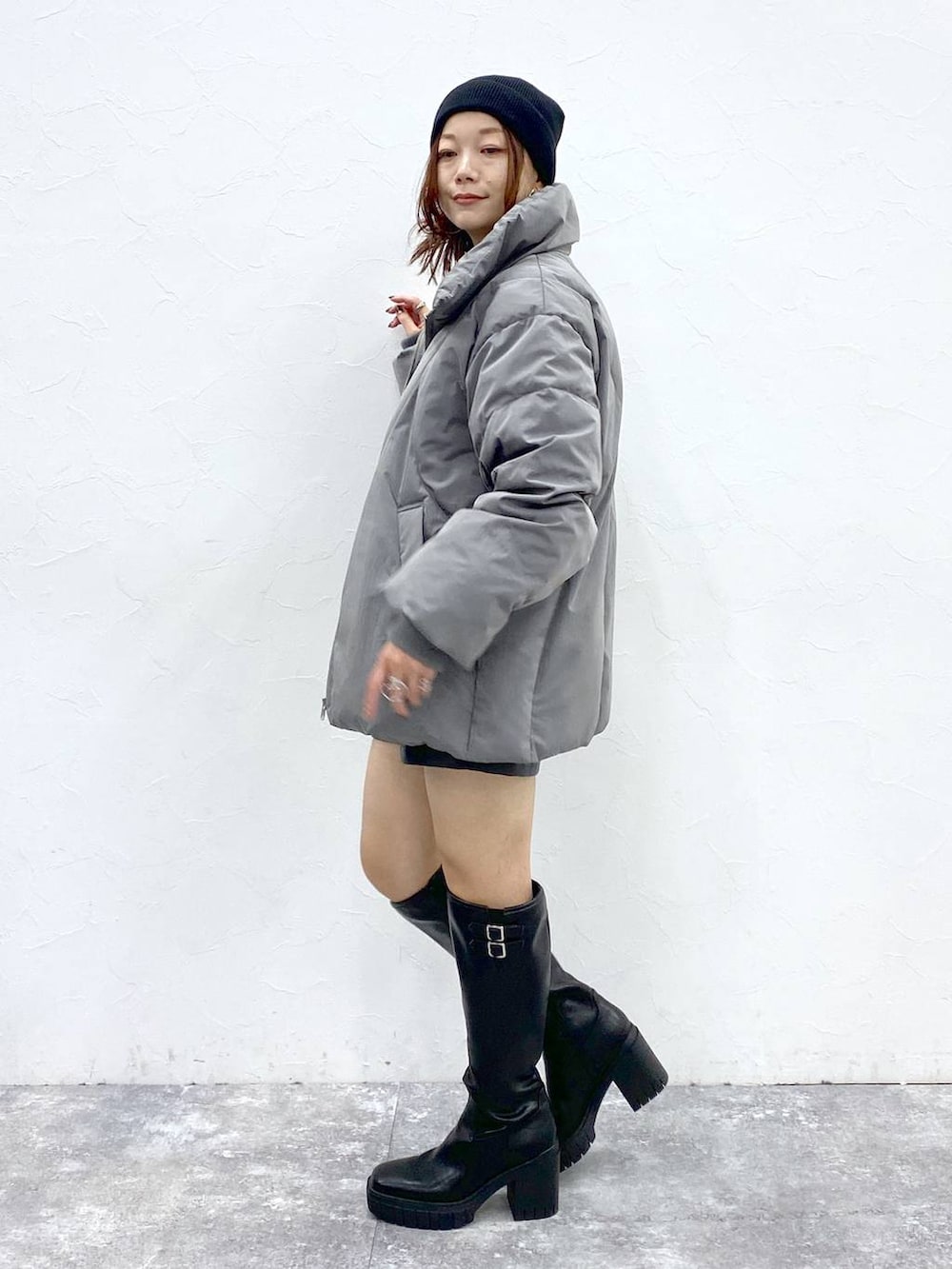 「低身長、きれいめ、若見え、モード、PAGEBOY、骨格ウェーブ_PAGEBOY、大人カジュアル、厚底シューズ、秋服準備はじめました、ダウンジャケット、ブルゾン、冬コーデ、冬アウター、ニット、ショートパンツ」｜「PAGEBOYのヴィンテージバックルベルト（ベルト、ブラック系）」を使った、Chisaさん（レディース・154cm）の秋コーディネートの5枚目の写真