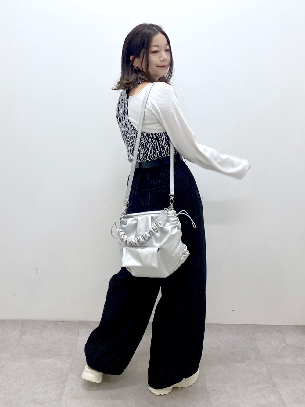 ホワイト系のTシャツ/カットソー、シルバー系のショルダーバッグ、その他のその他パンツを着用したレディースの春コーディネートの7枚目の写真