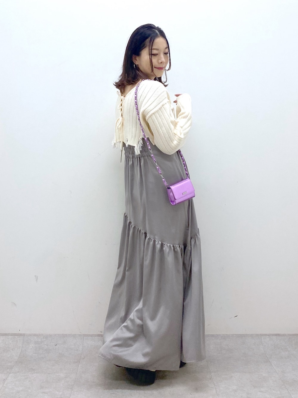 ホワイト系のワンピース、ピンク系のショルダーバッグ、ホワイト系のブーツを着用したレディースの冬コーディネートの9枚目の写真