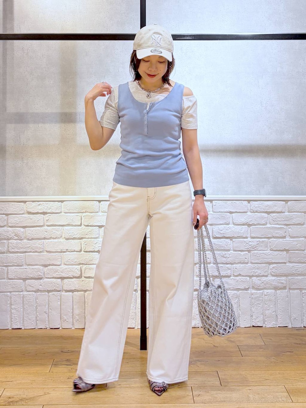 ブルー系のタンクトップ、グレー系のTシャツ/カットソー、ホワイト系のデニムパンツを着用したレディースの夏コーディネートの5枚目の写真