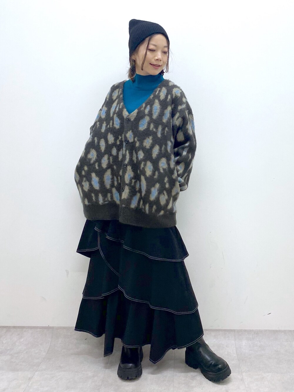 「重ね着ベストシーズン、ニット、ハロウィン、カーディガン、ストリート、ブーツ、ビッグシルエット、厚底シューズ、お出かけコーデ、低身長、オトナカジュアル、ニット帽、ひょう柄、ロングブーツ、ティアードスカート」｜「PAGEBOYのクシュソデハイネックテレコ（ニット/セーター、ブルー系）」を使った、Chisaさん（レディース・154cm）の秋コーディネートの8枚目の写真